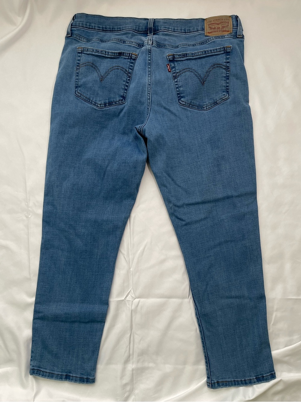 Levi’s Mid-Blue Women's Boyfriend Jeans - Picture 5 of 8